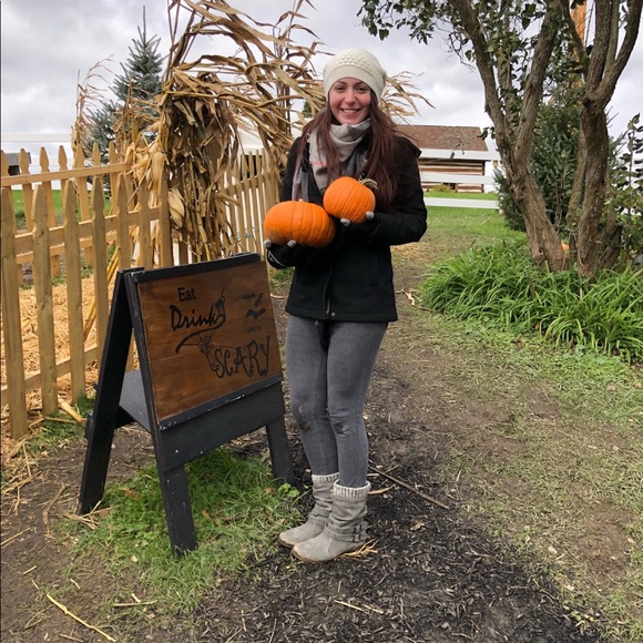 Meet your Posher, Sam! 💁🏻‍♀️ - Picture 4 of 5